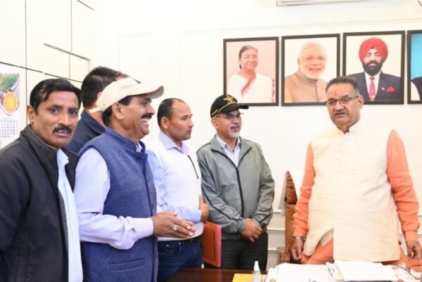 खत्याड़ी गांव के प्रतिनिधिमंडल ने ग्राम्य विकास मंत्री गणेश जोशी से की मुलाकात,नैनीसैंण-कालूसैंण-सांकरी कच्चे मोटर मार्ग का शीघ्र डामरीकरण करने की करी मांग