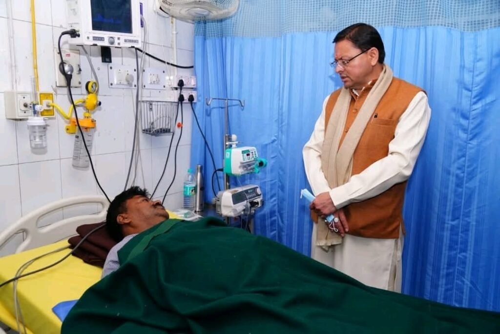 राजकीय दून मेडिकल कॉलेज में मुख्यमंत्री धामी ने जाना मरीजों का हाल