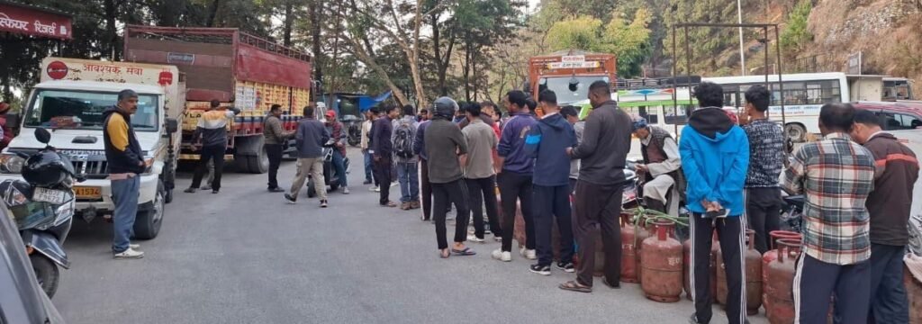 गैस संकट की अफवाह से फिर दिखीं लंबी कतारें, लोगों को याद आए पुराने दिन