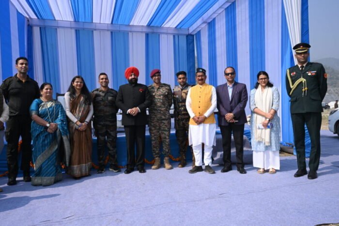 जवानों के हैरतअंगेज प्रदर्शन से खिल उठा ‘फौजी’ मन, राज्यपाल के सामने टिहरी झील के ऊपर से की पैराग्लाइडिंग, जवानों ने 12 हजार फीट की ऊंचाई से झील में की लैंडिंग