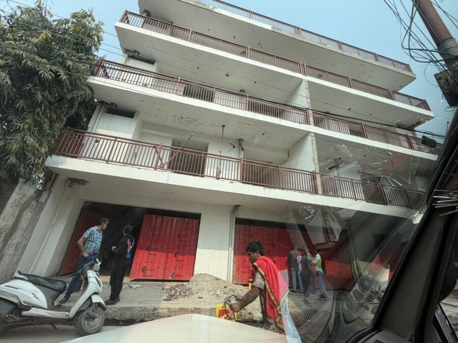 ऋषिकेश में अवैध बहुमंजिला निर्माण पर एमडीडीए की बड़ी कार्रवाई, मनीराम मार्ग का भवन सील, स्वीकृत मानचित्र के अनुरूप नहीं हो रहा था निर्माण, शिकायत के बाद टीम ने मौके पर पहुंचकर रोका काम