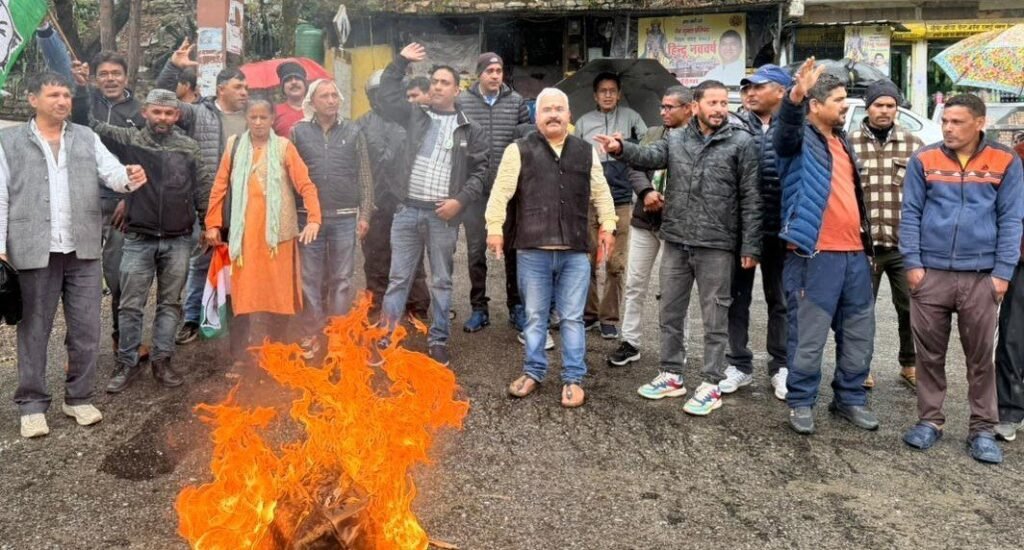 नीतियों के विरोध में कांग्रेस ने फूंका सरकार का पुतला