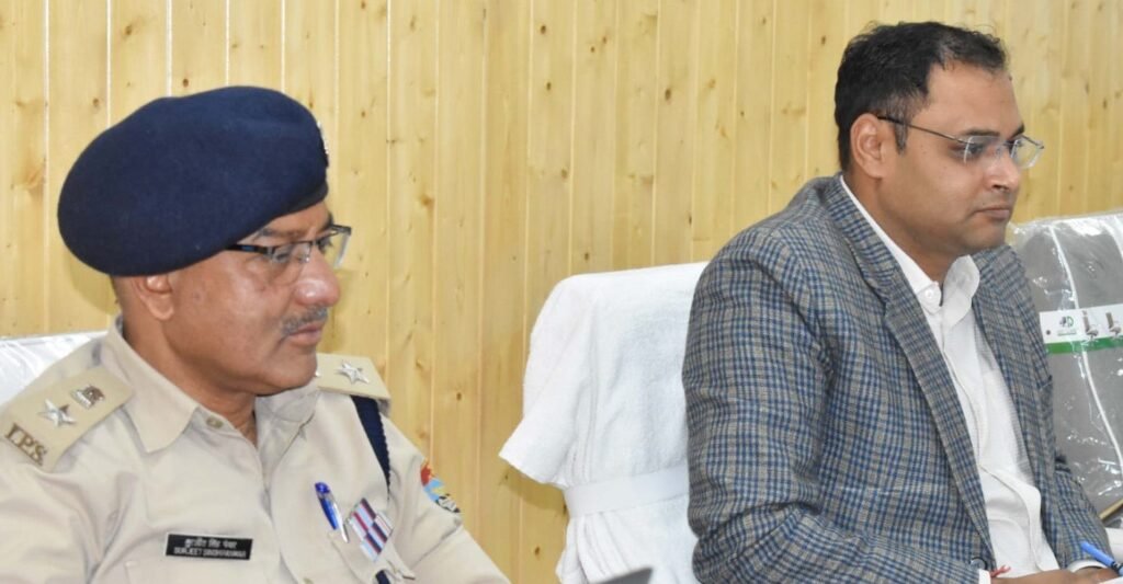 सीएम हेल्पलाइन की शिकायतों में कोताही बर्दास्त नही – डीएम गौरव कुमार