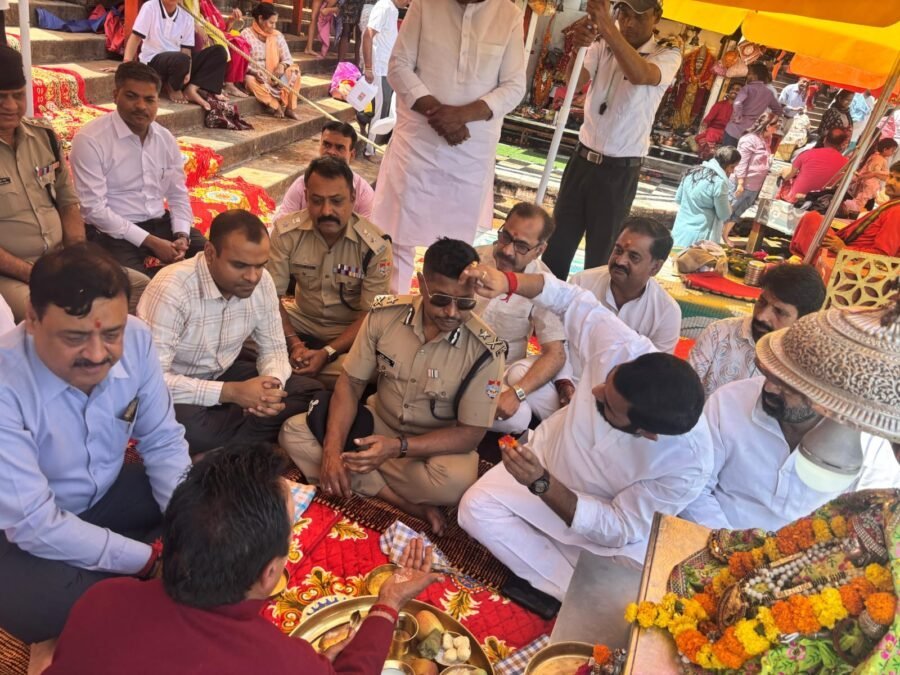 चारधाम यात्रा से पहले मंडलायुक्त विनय शंकर पांडे व आईजी राजीव स्वरूप ने हर की पैड़ी पर किया गंगा पूजन