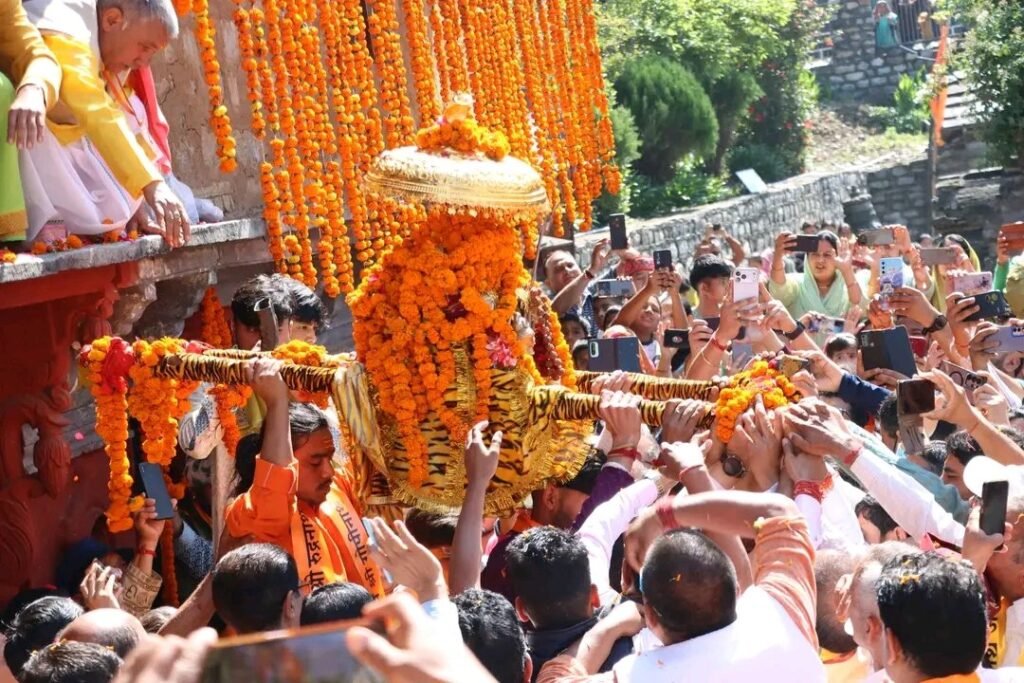 बम-बम भोले के जयकारों से गूंज उठा गोपेश्वर, मूल धाम के लिए रवाना हुई बाबा रुद्रनाथ की उत्सव डोली