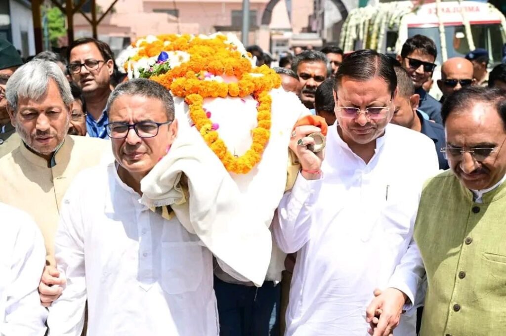 सीएम धामी ने कंधा देकर दी मेजर जनरल खंडूड़ी को अंतिम विदाई