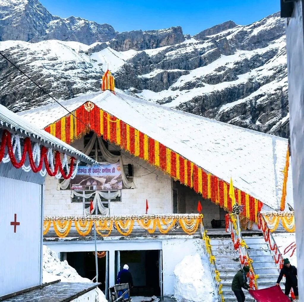 श्रद्धा, गुरुवाणी और सुरक्षा के बीच खुले हेमकुण्ड साहिब के कपाट