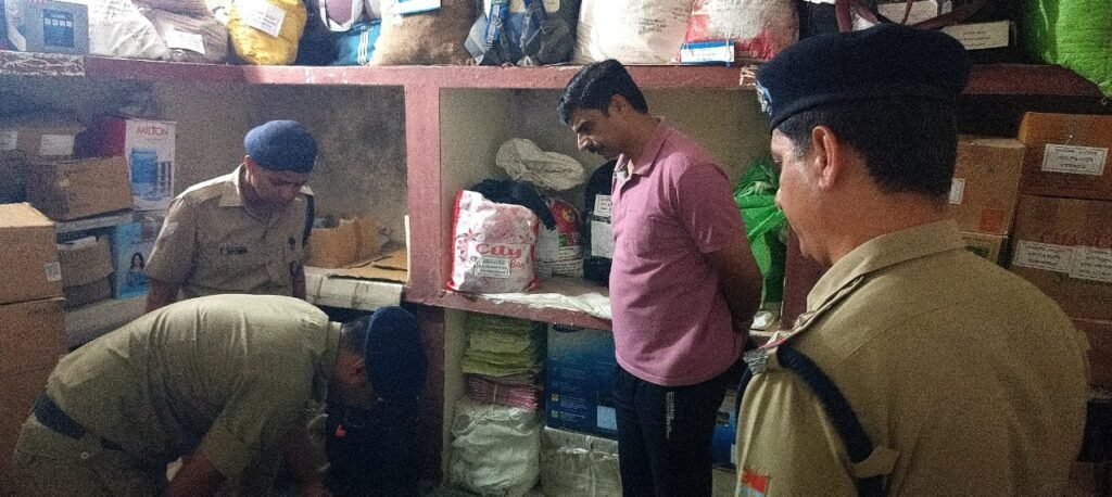 अपर पुलिस अधीक्षक मनोज कुमार ठाकुर ने थाना धुमाकोट का किया औचक निरीक्षण, दिए निर्देश