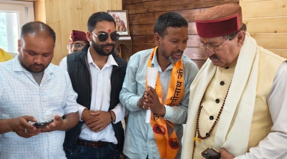 ढाक वार्ड की सड़क समस्याओं को कैबिनेट मंत्री से लगाई गुहार