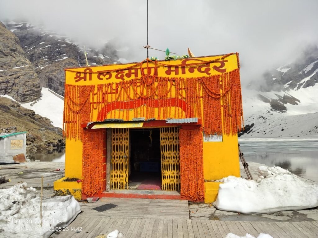 श्रद्धालुओं को खुले लोकपाल लक्ष्मण मंदिर के कपाट