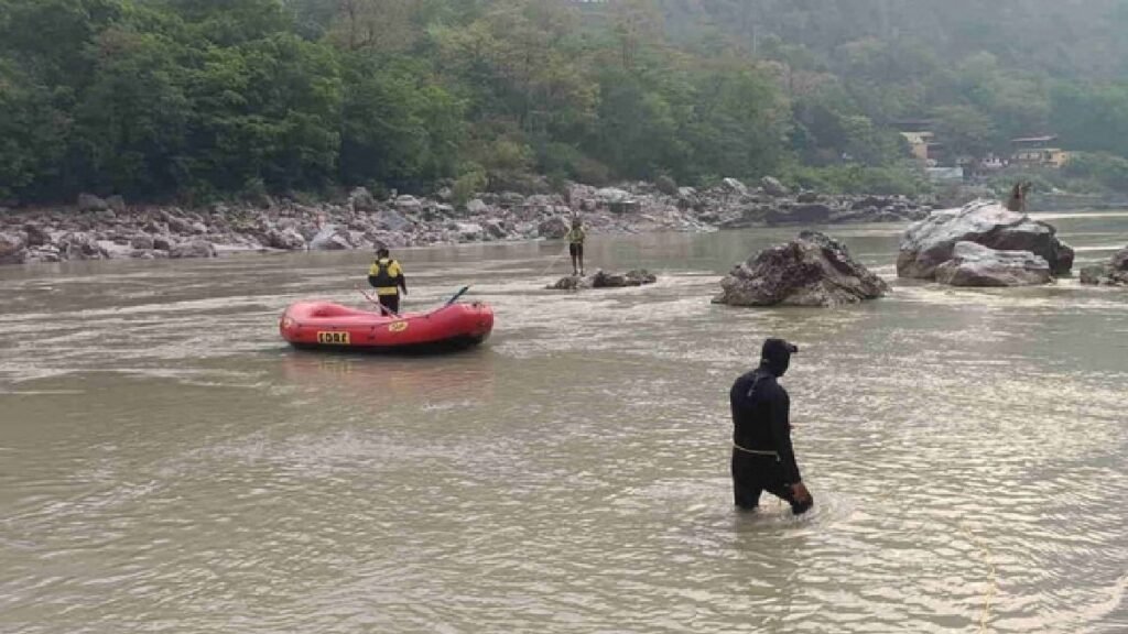उत्तराखंड : प्रतिबंधित घाट पर फोटो खींचते समय गंगा में बहे दो युवक, सर्च अभियान जारी