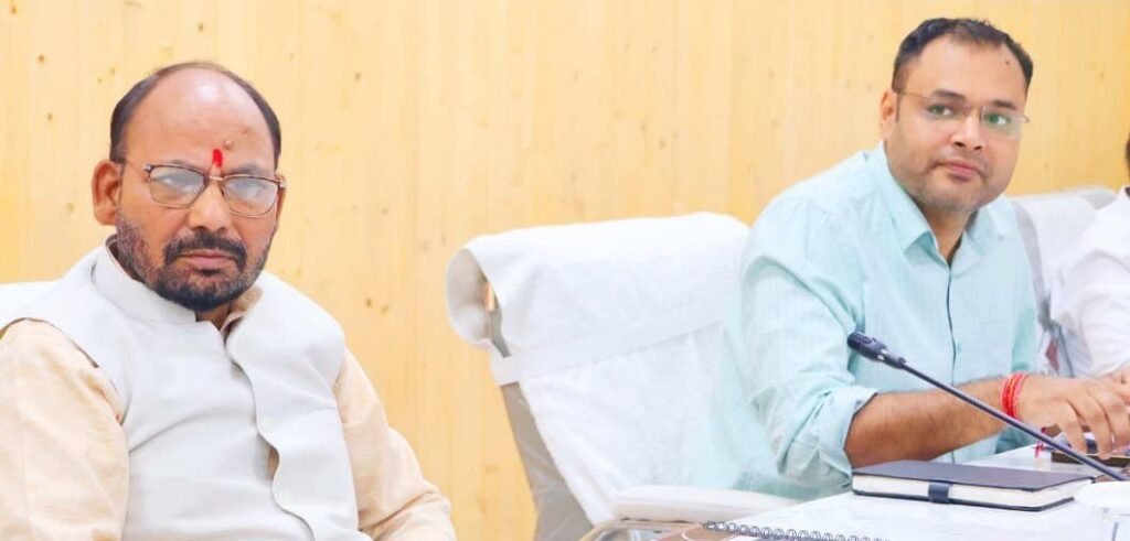 आपदा पुनर्वास कार्यों में देरी पर डीएम नाराज, अधिकारियों को दिए तेजी लाने के निर्देश