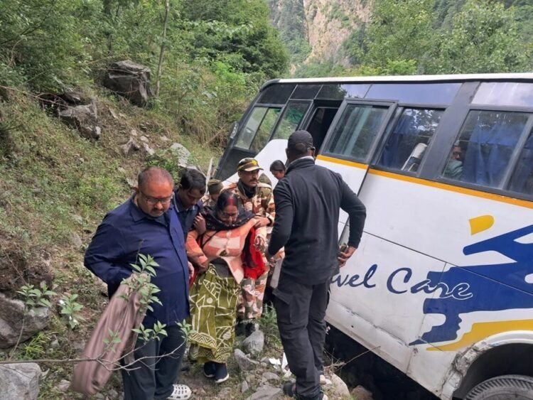 बद्रीनाथ से लौट रही श्रद्धालुओं की बस के ब्रेक फेल, आईटीबीपी की तत्परता से टला बड़ा हादसा