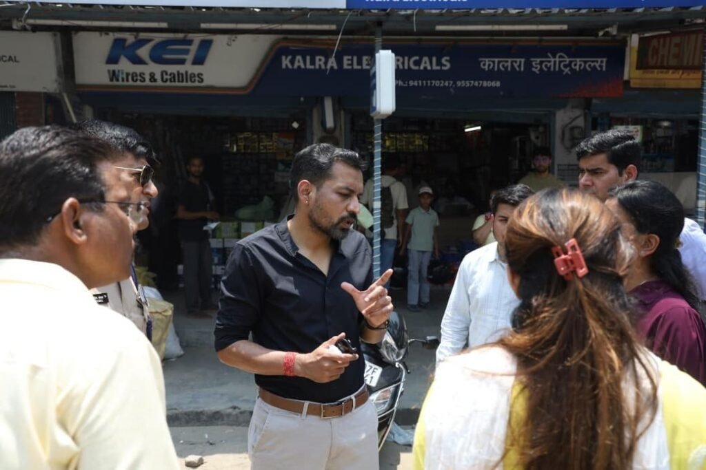 धीमी प्रगति पर डीएम डॉ. आशीष चौहान का सख्त रुख, यूपीसीएल के अधीक्षण अभियंता का वेतन रोका