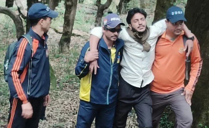 देवरियाताल-चोपता ट्रेक मार्ग पर भटके पांच ट्रैकर्स का सफल रेस्क्यू