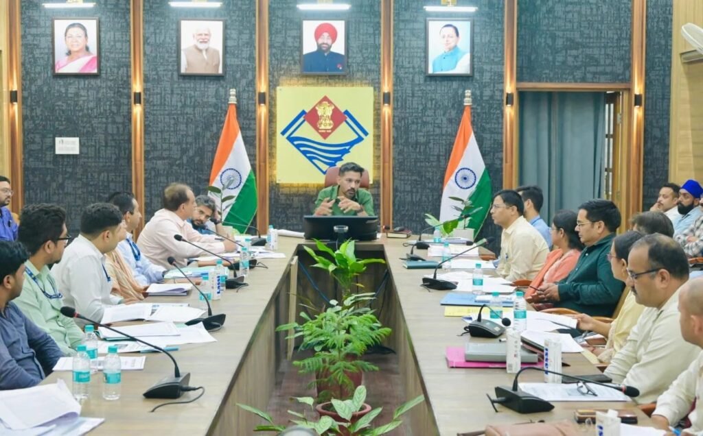 बैंकों की मनमानी पर डीएम डॉ. आशीष चौहान सख्त, जनता को परेशान किया तो होगी कार्रवाई, जिले का पैसा जिले के विकास में ही लगेगा’