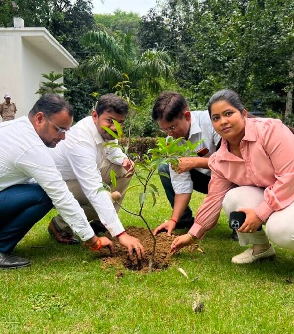 विश्व पर्यावरण दिवस पर संयुक्त मजिस्ट्रेट दीपक रामचन्द्र शेट सहित राजस्व अधिकारियों ने किया पौधारोपण