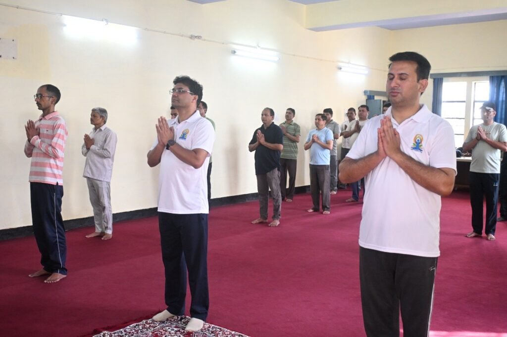 योग शिविर के साथ चला स्वच्छता अभियान, न्यायालय परिसर से दिया स्वस्थ जीवन का संदेश