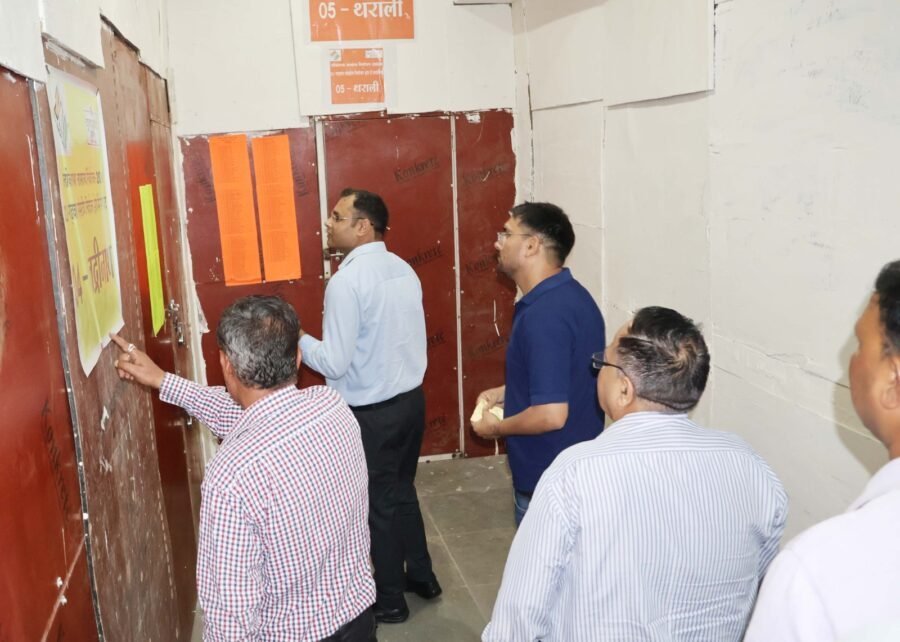 डीएम गौरव कुमार ने राजनीतिक दलों की मौजूदगी में किया ईवीएम-वीवीपैट वेयरहाउस का त्रैमासिक निरीक्षण