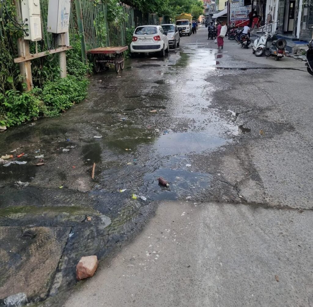 कोटद्वार : गुरुद्वारा साहिब के सामने बह रहा सीवर का गंदा पानी, लोगों में आक्रोश