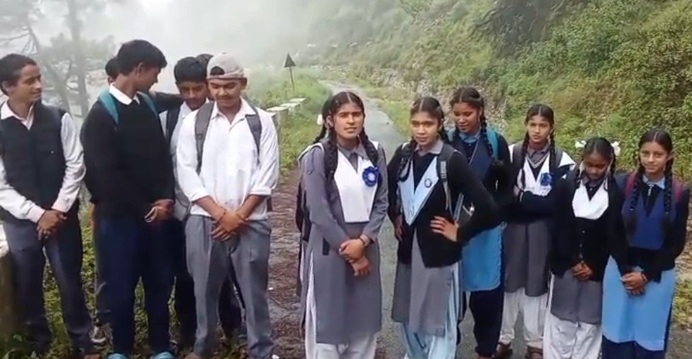 स्कूल जा रहे छात्रों के सामने आ धमका भालू, मची अफरा-तफरी