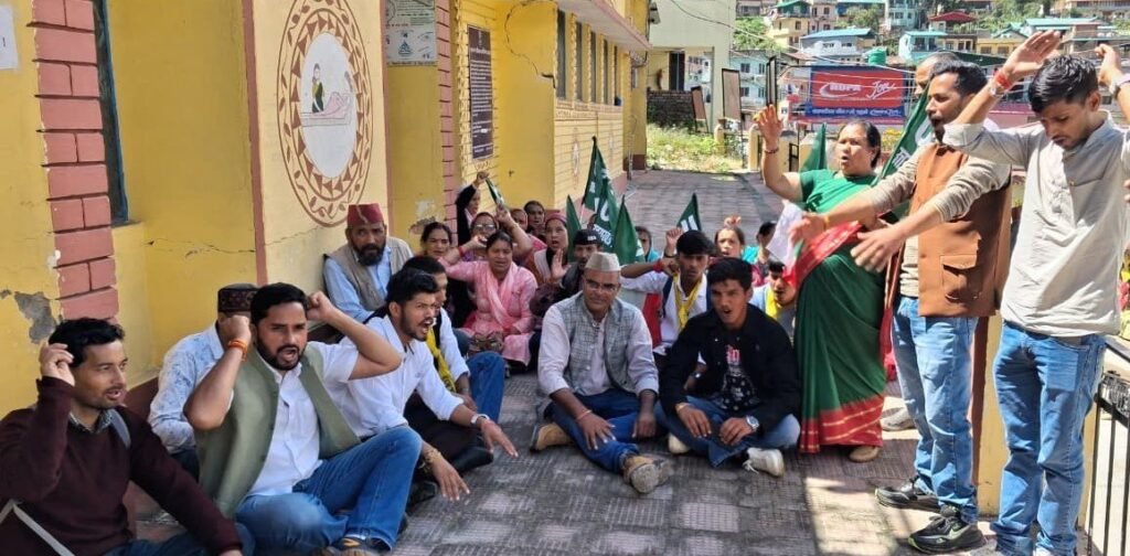 ज्योर्तिमठ अस्पताल में डॉक्टर और सुविधाओं का टोटा, यूकेडी का धरना