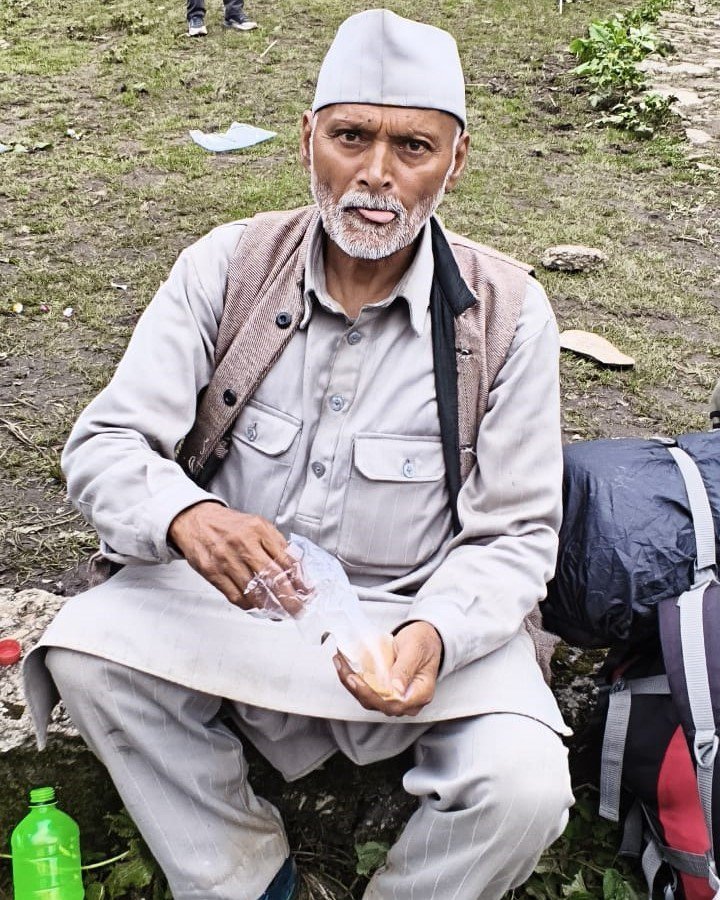 कठिन पहाड़ी रास्तों को पार कर 76 की उम्र में मां नंदा के दरबार वेदनी बुग्याल पहुंचे पूर्व सैनिक राजबल्लभ पुरोहित