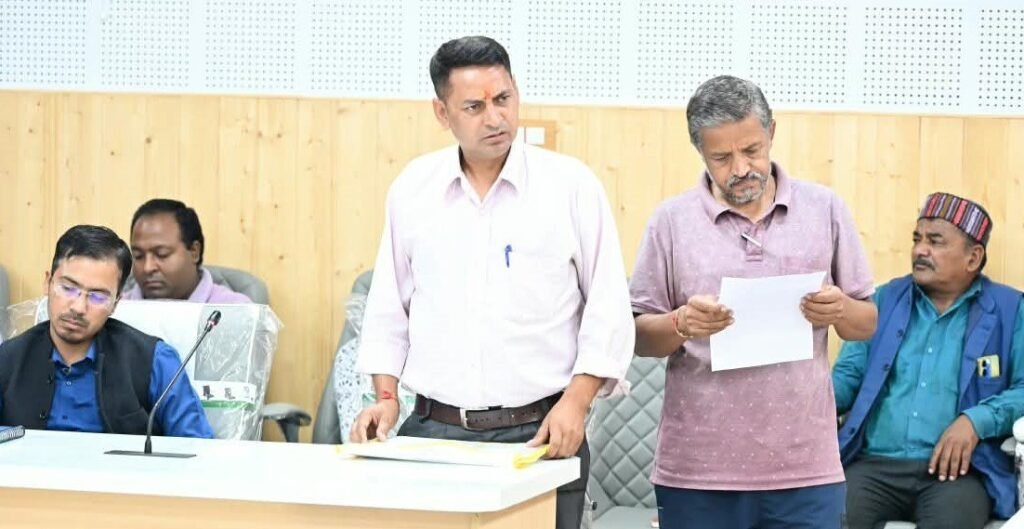आपदा में टूटी लाइन, बंदरों का आतंक… जनता दरबार में खुलीं जिले की समस्याएं