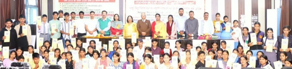 सिर से उठा माता-पिता का साया, ट्रस्ट बना पढ़ाई का सहारा