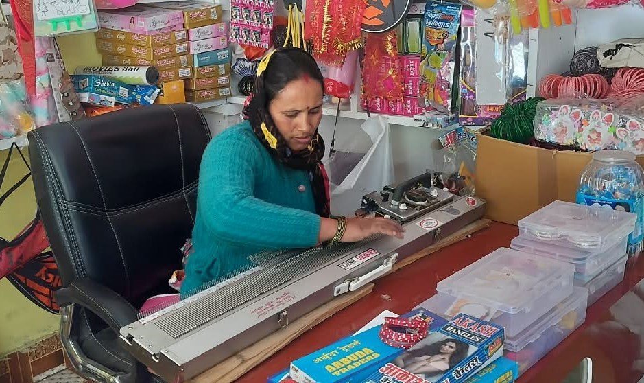 सुई-धागे से संवारी जिंदगी, अब सिलाईं-बुनाई से घर संवार रहीं सुशीला