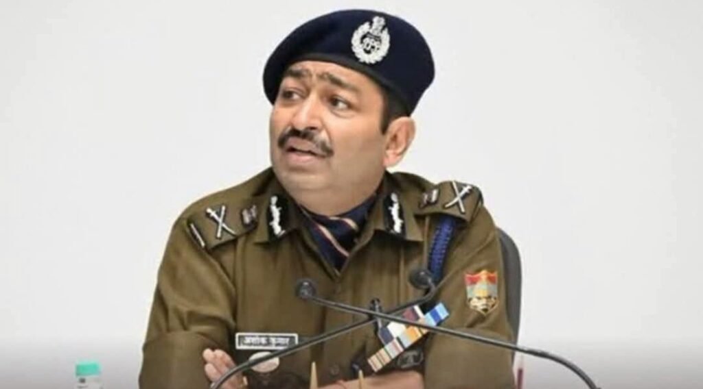 पूर्व महानिदेशक पुलिस अशोक कुमार को हाईकोर्ट में देना पड़ा इस्तीफे का भरोसा, 3 हफ्ते में छोड़ेंगे कुलपति का पद